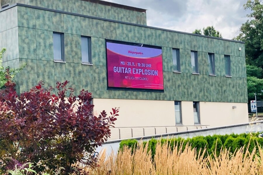 Sommerfest in Stollberg: Neue Videowand besteht ihren Testlauf - Der Bürgergarten in Stollberg ist um eine Attraktion reicher: Die LED-Wand soll den Vereinen, den Unternehmen und der Stadt die Chance geben, sich zu präsentieren.