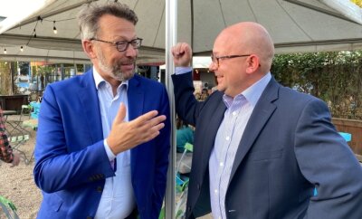 Sommerfest mit Botschaften - Parlamentskollegen in Berlin: Otto Fricke (links) und Frank Müller-Rosentritt beim liberalen Sommerfest am Uferstrand. 