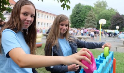 Sommerfest zum Ende des Schuljahres - Amy Urban (links) und Lina Zimmer beim Strategiespiel "Vier gewinnt".