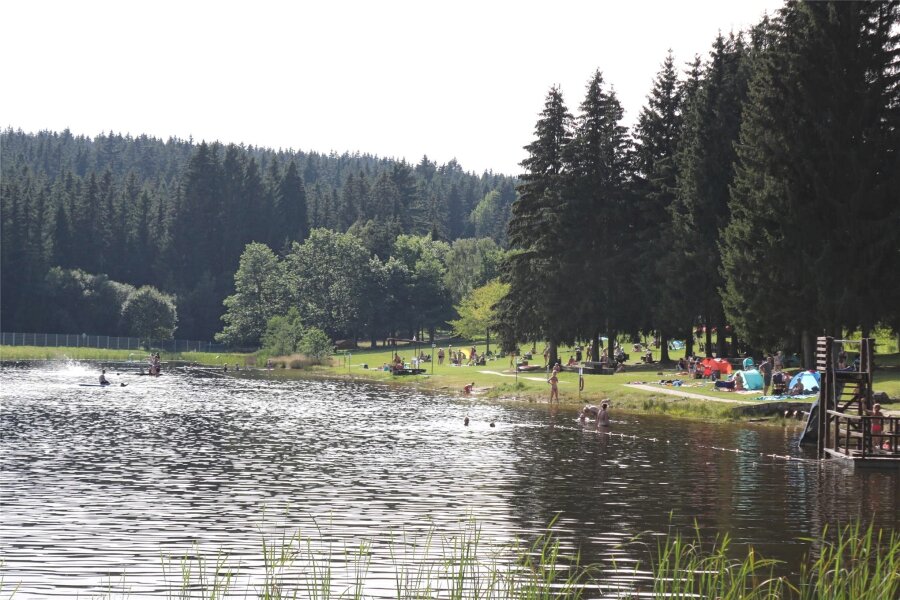 Sommerliche Temperaturen angekündigt: Naturbad im Erzgebirge öffnet kurzfristig wieder - Blick auf das Naturbad „Am Schwefelbach“ in Johanngeorgenstadt.