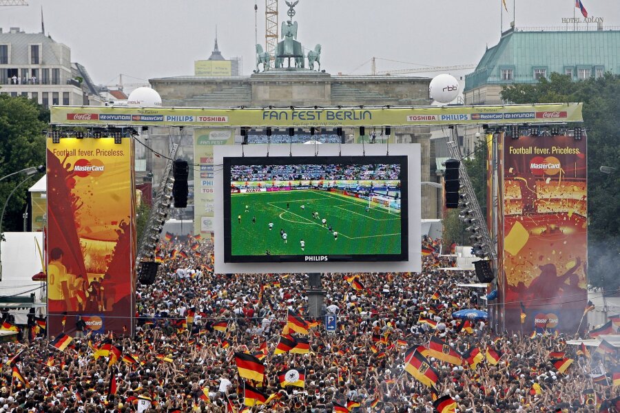 Sommermärchen in EM-Edition? Ein Turnier mitten in Krisen - Tausende Zuschauer verfolgen 2006 auf der Fanmeile am Brandenburger Tor in Berlin das WM-Fußballspiel zwischen Deutschland und Argentinien.