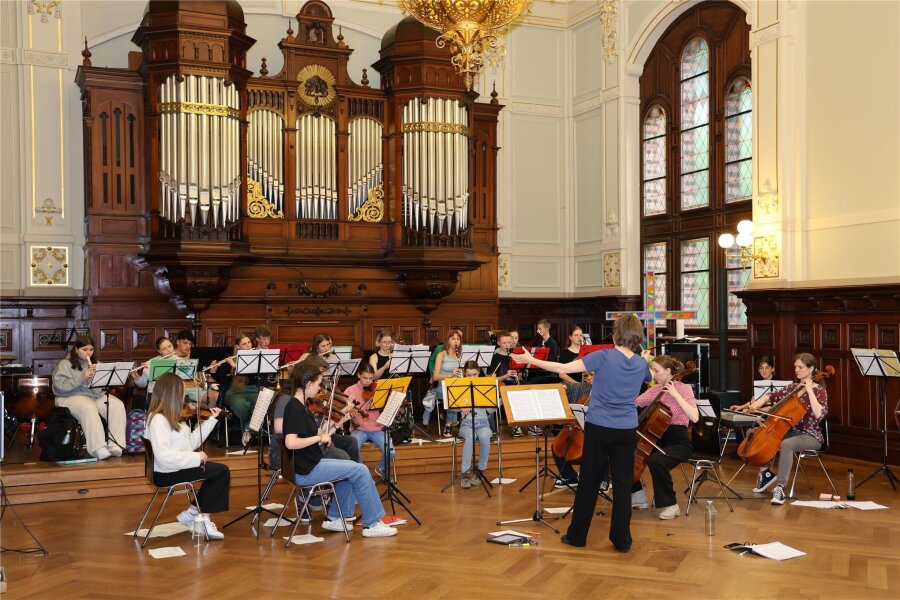 Sommernachtskonzert in Annaberg: Ein Schulorchester trifft auf Profimusiker - In der Aula der Schule proben die Nachwuchsmusiker einmal in der Woche unter Leitung von Lena Zwiener für ihre Konzerte.