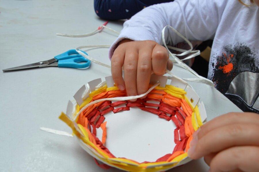 Sommertipp: Kinder können auf der Rochsburg altes Handwerk ausprobieren - Beim Kinderhandwerkermarkt können die jungen Teilnehmer alte Handwerkstechniken ausprobieren.
