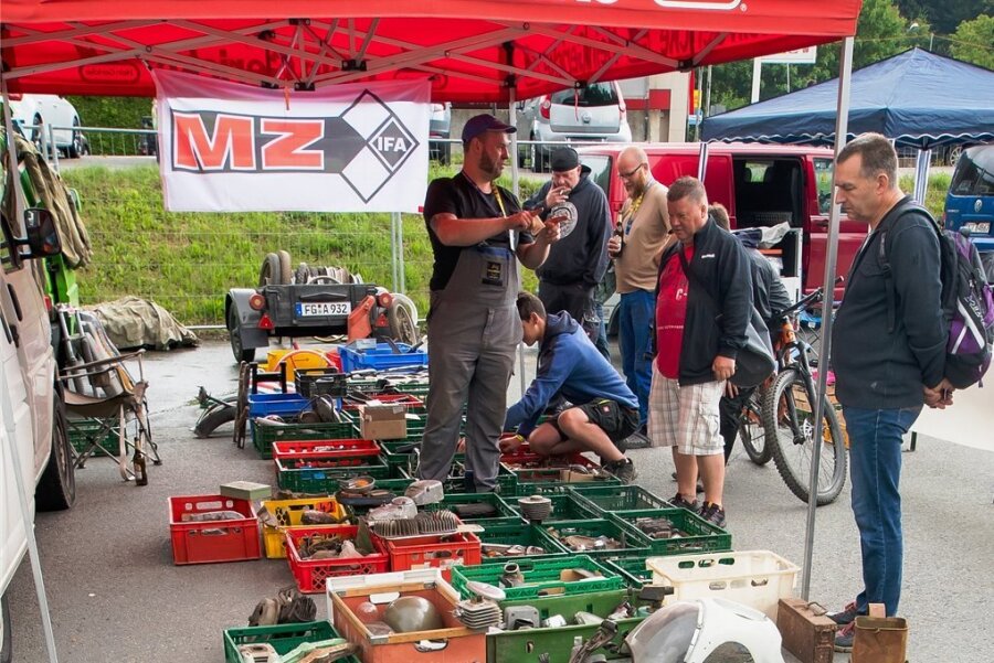 Sommertreffen der Biker in Zschopau mit Mängeln: Oberbürgermeister Sigmund kündigt Änderungen an - Einen Teilemarkt soll es auch beim nächsten Treffen geben. 