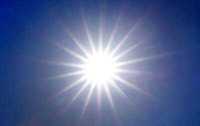 Sommerwetter: Wetterdienst meldet rekordverdächtige Werte - Die Sonne strahlt von einem wolkenlosen Himmel.