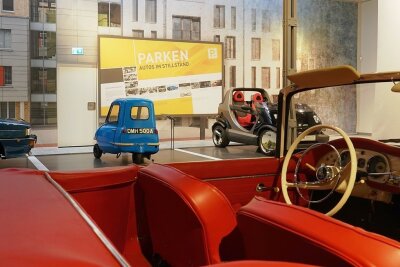 Sonderausstellung im August-Horch-Museum in Zwickau: "Autos im Stillstand" - Der Peel P50 (links) und der Smart sind sehr platzsparend. Da der Peel nur knapp 60 Kilogramm wiegt, kann man ihn beim Ausparken einfach umdrehen.