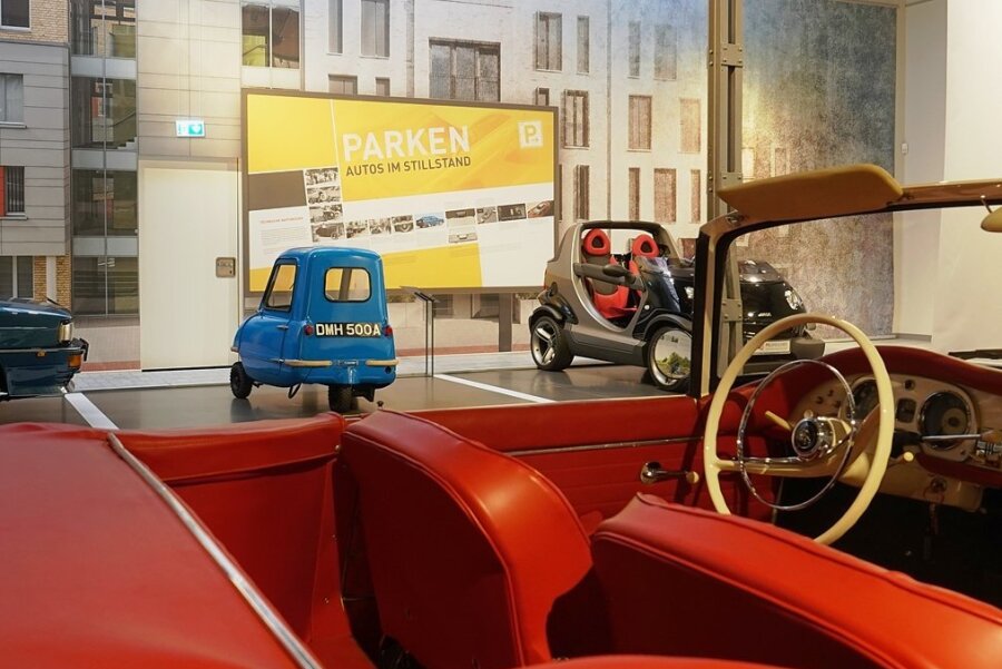 Sonderausstellung im August-Horch-Museum in Zwickau: "Autos im Stillstand" - Der Peel P50 (links) und der Smart sind sehr platzsparend. Da der Peel nur knapp 60 Kilogramm wiegt, kann man ihn beim Ausparken einfach umdrehen.