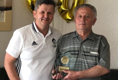 Sonderlob für langes Wirken - Anlässlich seines 80. Geburtstages wurde Hansjörg Fritzsch zum Ehrenmitglied des Kreisverbandes Fußball Erzgebirge ernannt. Dessen Geschäftsführer Jens Breidel überbrachte die Auszeichnung. 