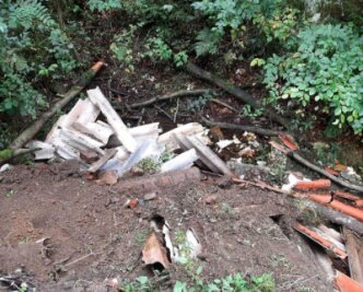 Sondermüll im Wald entsorgt - Unbekannte haben in einemStollberger Waldgebiet illegal Müll entsorgt. 
