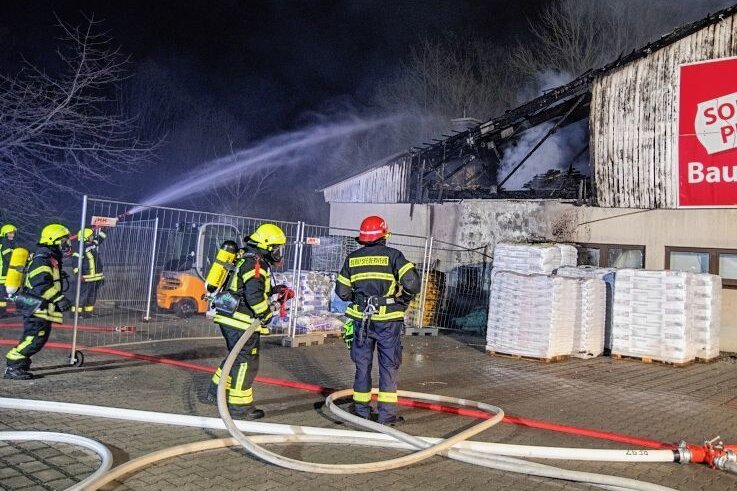 Sonderposten-Baumarkt in Plauen brennt nieder - Das neue Jahr war kaum eine halbe Stunde alt, da mussten die Plauener Feuerwehren zu einem Großeinsatz ausrücken: Im Westend brannte ein Sonderposten-Baumarkt. 