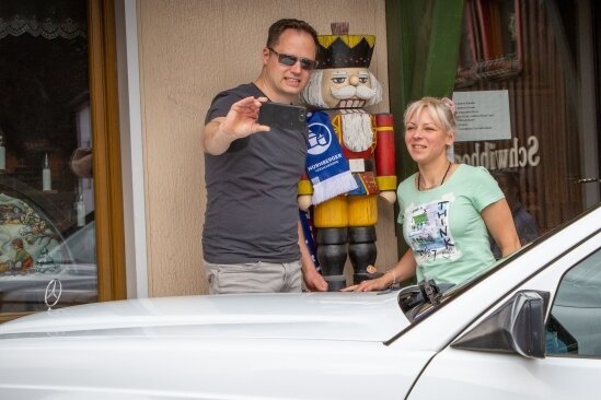 Sonderprüfung: Selfie mit Nussknacker - Daniel Meglitsch und Beifahrerin Christiane Grünewald aus Limbach-Oberfrohna beim Selfie-Stopp in Seiffen.