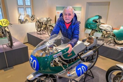 Rennsportlegende Heinz Rosner (83) mit seiner MZ RZ 300, mit der er bis 2019 noch regelmäßig Oldtimer-Rennen fuhr. Bis zu 260 Kilometer pro Stunde schafft die 160 Kilogramm schwere Maschine.