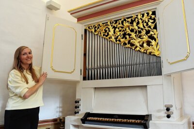 Sonderschau im Schwarzenberger Perla Castrum präsentiert musikalische Schätze - Museumsmitarbeiterin Vicky Seidel öffnet die Hausorgel in der Schlossstube. Das 1982 eingeweihte Instrument ist historischen Vorbildern nachempfunden und das Meisterstück von Erwin Rohleder. 
