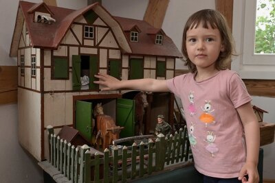 Sonderschau in Schönheider Museum versprüht Nostalgie wie sonst nur an Weihnachten - Nach dem Schaukeln hat Amilie den Bauernhof entdeckt. Damit zu spielen ist allerdings nicht möglich.