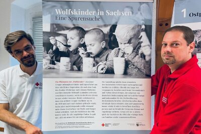 Sonderschau über "Wolfskinder" in Beierfeld: Spuren führen auch nach Sachsen - Beim Aufbau der Tafeln dieser Sonderschau: Mirko Gutschick (r.) vom Museum und Nils Gelder. Beide sind Mitglieder des DRK. 