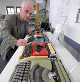Sonderschau zeigt 60 Schreibmaschinen - 
              <p class="artikelinhalt">Reinhold Schubert baut die Ausstellung im Stadtmuseum auf. </p>
            