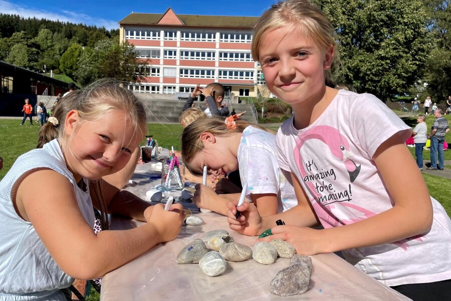 Sonne satt beim Fest zum Weltkindertag in Breitenbrunn - Klara, Selina und Lena (v. l.) sind wie viele andere Kinder im Erzgebirge Fans der bunt bemalten Steine.