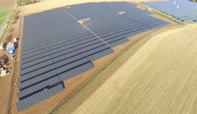 Sonne soll Oederan unter Strom setzen - Mit dem Solarpark Dittersbach der Firma Sabowind hat Frankenberg ein Stück Energiewende vollzogen und spart im Vergleich zu herkömmlichem Strom rund 5000 Tonnen CO2 pro Jahr ein. Auf 7,5 Hektar Ackerfläche wird hier die Versorgung von circa 2200 Haushalten gesichert.