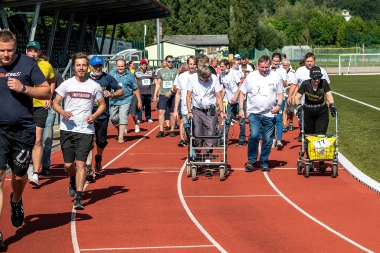 Der Lauf für seelische Gesundheit im Rochlitzer Jahn-Stadion zählte am Mittwoch zahlreiche Teilnehmer und Teilnehmerinnen. 