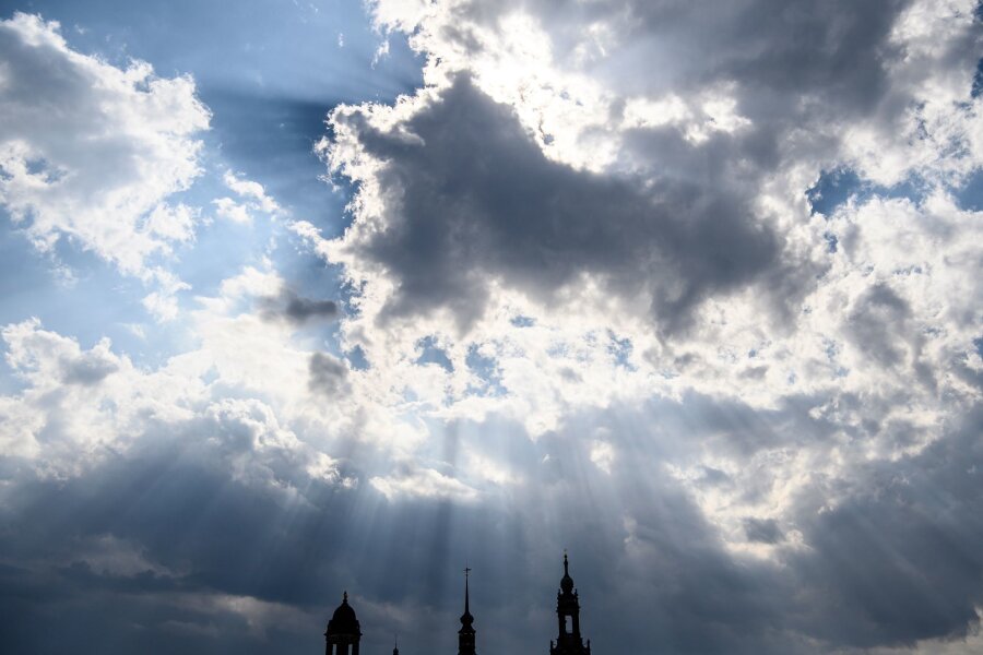 Sonne und Wolken in Sachsen - Sonnenstrahlen leuchten durch die Wolken auf die Altstadtkulisse mit dem Ständehaus (l-r), dem Georgentor, dem Hausmannsturm und der Hofkirche.