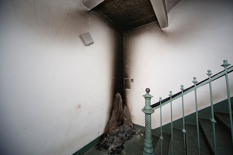 Sonnenberg: Erneut Brand in Wohnhaus - Im Treppenhaus im Erdgeschoss eines Mehrfamilienhauses an der Gießerstraße 26 hat es am Dienstagmorgen gebrannt.
