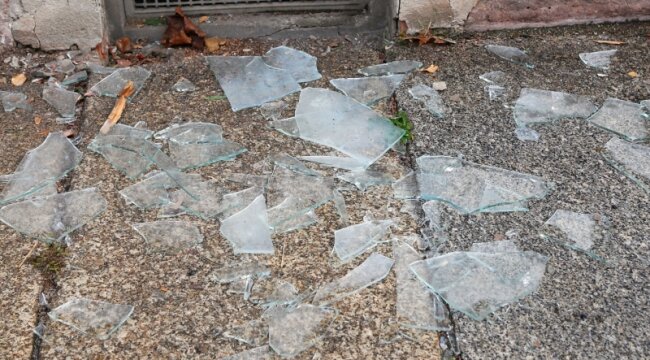 Sonnenberg: Gewaltspirale im "Nazi-Kiez" - Nach dem Sprengstoffanschlag auf das Lokomov lagen die zerbrochenen Fensterscheiben vor dem Lokal.