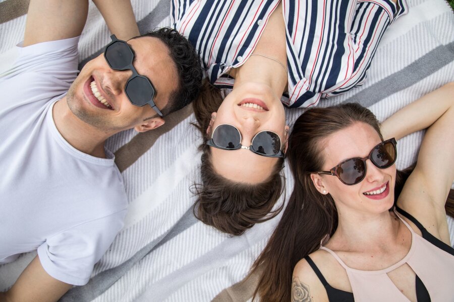 Sonnenbrille: Je dunkler die Gläser, desto besser? - Sonnenbrillen sollen die Augen schützen. Die Tönung der Gläser alleine sagt jedoch nichts darüber aus, wie gut diese die UV-Strahlung wegfiltern.