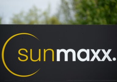 Sonnenenergie: Werk bei Dresden eingeweiht - Das Logo des Solar-Start-up Sunmaxx auf dem Werkgelände.