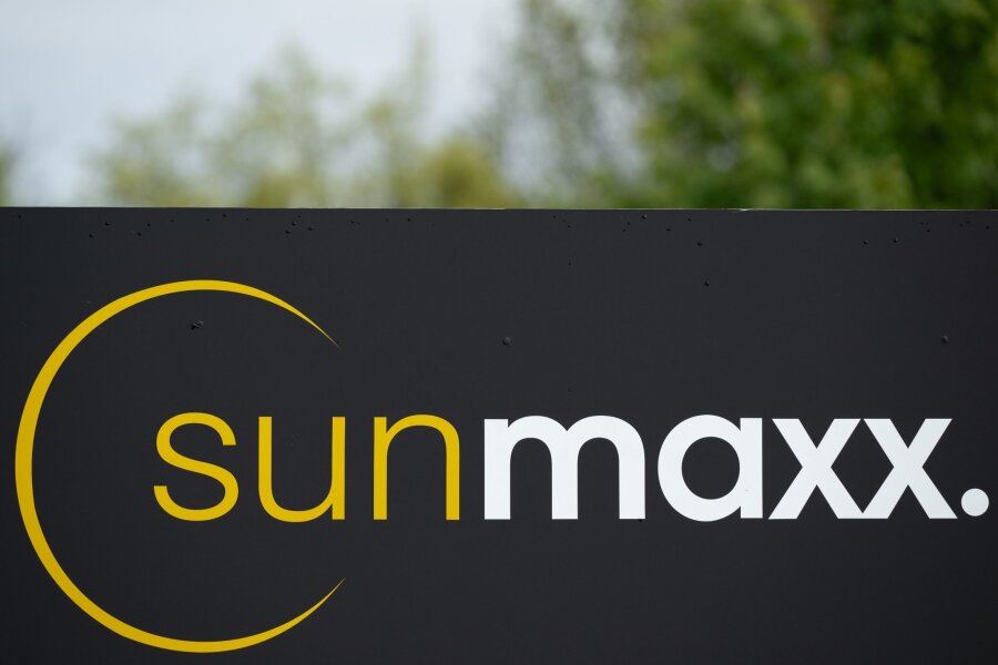 Sonnenenergie: Werk bei Dresden eingeweiht - Das Logo des Solar-Start-up Sunmaxx auf dem Werkgelände.