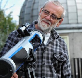 Sonnenfinsternis zu beobachten - Hans-Dieter Köhler vom Verein Sternwarte zeigt ein Teleskop, das einen Blick auf das Innenleben zulässt, und wird Besucher am Sonnenteleskop einweisen. 