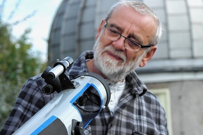 Sonnenfinsternis zu beobachten - Hans-Dieter Köhler vom Verein Sternwarte zeigt ein Teleskop, das einen Blick auf das Innenleben zulässt, und wird Besucher am Sonnenteleskop einweisen. 