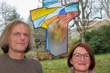 Sonnenlicht verzaubert neues Kreuz in Reichenbach - Das Künstlerehepaar Andreas und Anke Rudloff aus Adorf hat die Entwürfe für das Glaskreuz im Reichenbacher Lutherhaus geliefert. Am Sonntag wurde das Kreuz geweiht. 