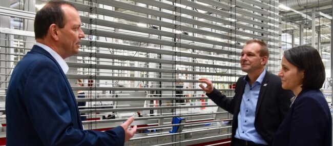 Limbach-Oberfrohnas Oberbürgermeister Gerd Härtig (links) hat bei seinem Besuch in den Sonnenschutz-Produktionsstätten des Unternehmens Warema auch das Gespräch mit Geschäftsführer Nils Ketter und der Personalchefin Annemarlen Giesbrecht gesucht.
