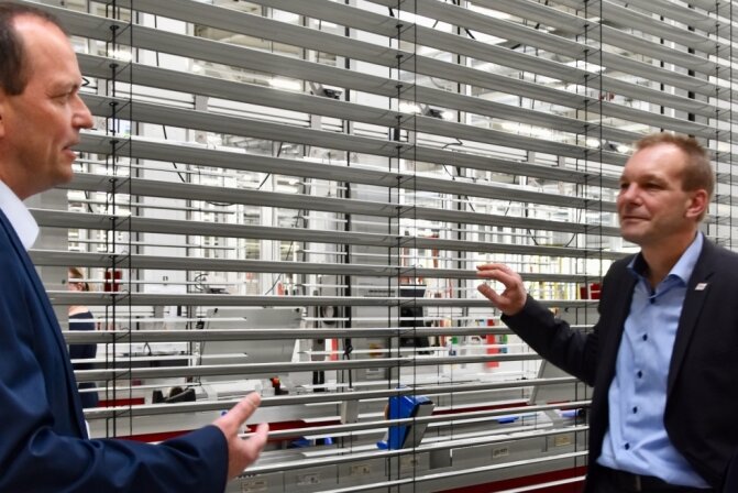 Limbach-Oberfrohnas Oberbürgermeister Gerd Härtig (links) hat bei seinem Besuch in den Sonnenschutz-Produktionsstätten des Unternehmens Warema auch das Gespräch mit Geschäftsführer Nils Ketter und der Personalchefin Annemarlen Giesbrecht gesucht.