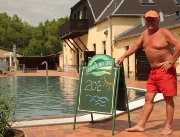 Sonniger Saisonstart für Freibad Lengenfeld - Lengenfelds Schwimmmeister Andreas Meinhold verweist auf ordentliche 20 Grad im Wasser. 