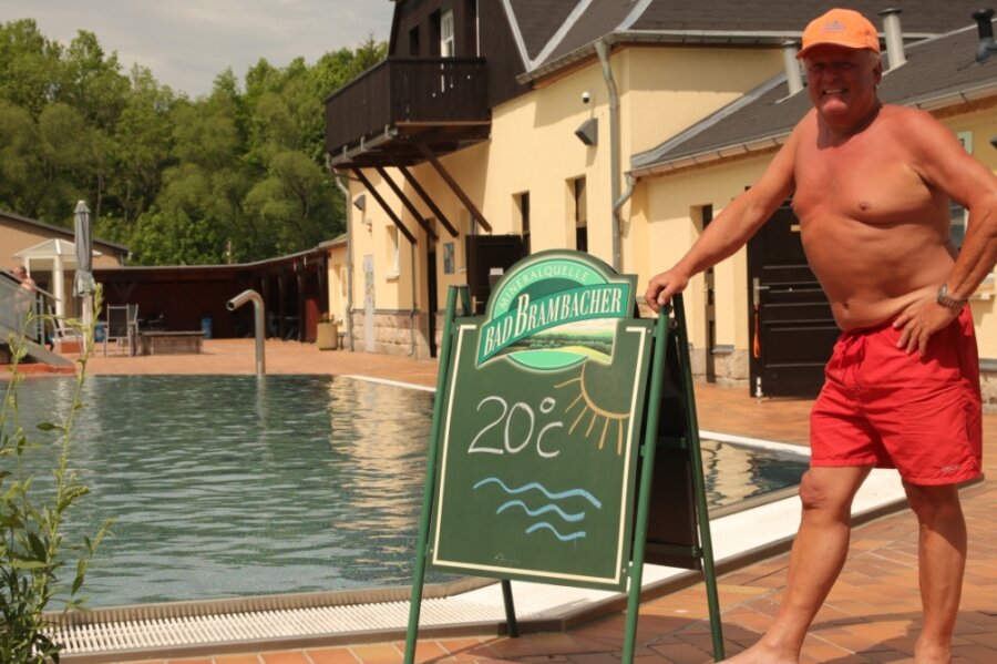 Sonniger Saisonstart für Freibad Lengenfeld - Lengenfelds Schwimmmeister Andreas Meinhold verweist auf ordentliche 20 Grad im Wasser. 