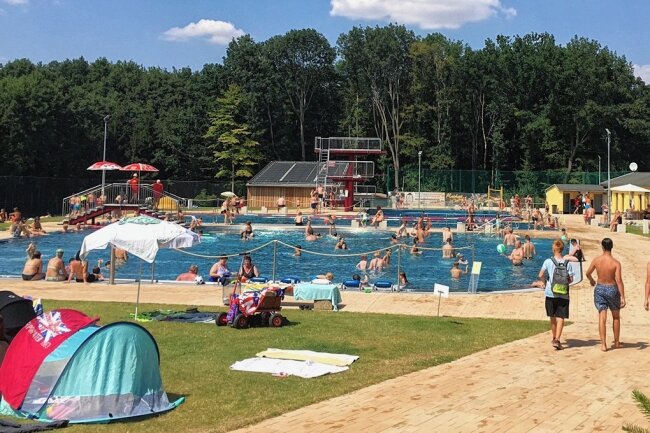Sonniger Sommer sorgt im Freibad Rußdorf für kräftigen Umsatz - Das Sonnenbad Rußdorf war in der Saison 2022 Gastgeber für ungefähr 35.000 Besucher. Das sind rund 15.000 mehr als im Vorjahr. 