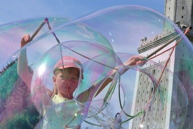 Von den riesigen Seifenblasen, die Seifenblasenartist Jörg Müller mit in die Miniwelt Lichtenstein gebracht hat, war Sophia Weigel aus Oelsnitz so begeistert, dass sie sich mehr als eine halbe Stunde mit ihnen beschäftigte