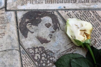 Sophie Scholl: Siehe da, ein Mensch! - Die Gedenkstätte Weiße Rose an der Ludwig-Maximilian-Universität in München: in das Pflaster eingelassene Flugblätter unter anderem mit dem Porträt von Sophie Scholl, die vor 100 Jahren geboren wurde. 