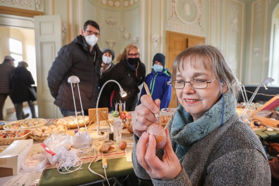 Beim Ostermarkt auf Schloss Wolkenburg haben am Samstag Hunderte Besucher zugesehen, wie Heidemarie Hoeft aus Bautzen mit der Wachsbossiertechnik traditionelle sorbische Ostereier gestaltet.