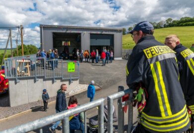 Sorgauer Feuerwehr feiert mit Besuchern Geburtstag und neue Halle - Rund 135 Quadratmeter groß ist die in Stahlbauweise errichtete Fahrzeughalle, die am Freitagabend an die Sorgauer Wehr übergeben wurde. 