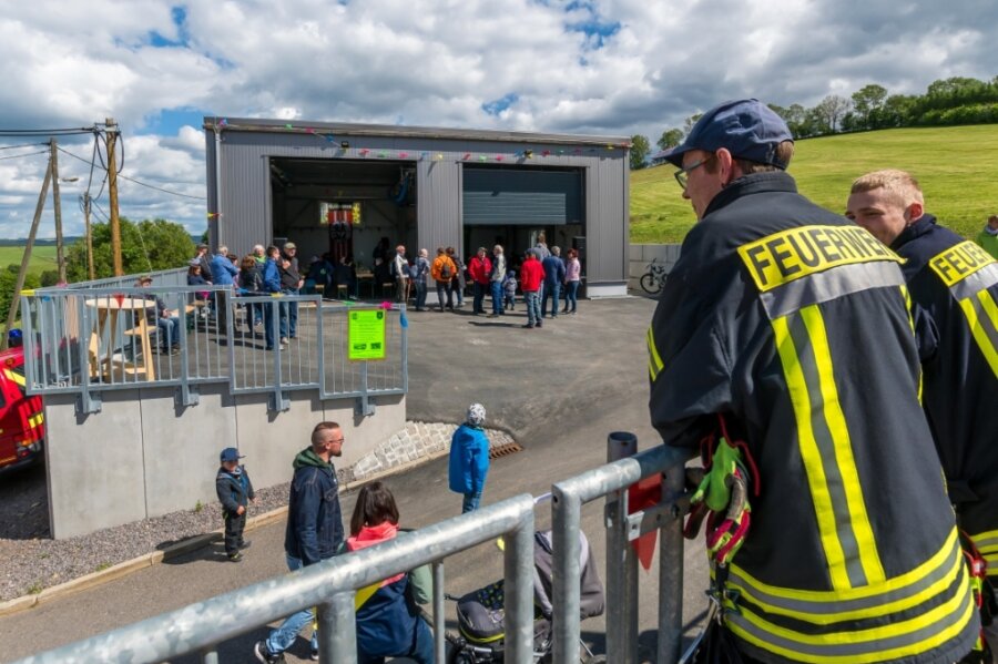 Sorgauer Feuerwehr feiert mit Besuchern Geburtstag und neue Halle - Rund 135 Quadratmeter groß ist die in Stahlbauweise errichtete Fahrzeughalle, die am Freitagabend an die Sorgauer Wehr übergeben wurde. 