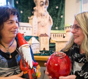 Sorgauerinnen zeigen ihre Keramiken - Ilona Klocke (l.) und Margitta Bindemann aus Sorgau stellen im Rothenthaler Haus der Begegnung Keramik aus. 