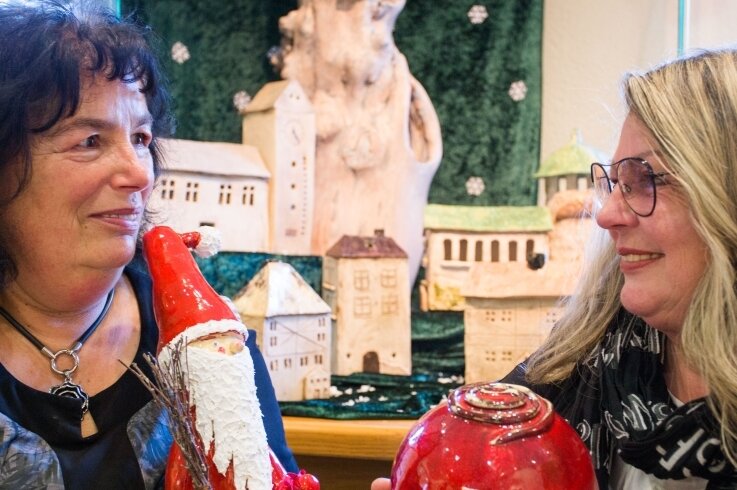 Sorgauerinnen zeigen ihre Keramiken - Ilona Klocke (l.) und Margitta Bindemann aus Sorgau stellen im Rothenthaler Haus der Begegnung Keramik aus. 