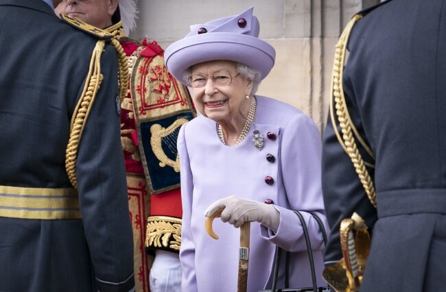 Sorge um die Queen (96): Thronfolger Charles und Prinz William reisen zu Königin Elizabeth II. - Edinburgh, 8. Juni: Königin Elizabeth II. nimmt an einer Militärparade zu ihren Ehren im Garten des Holyrood-Palasts teil.