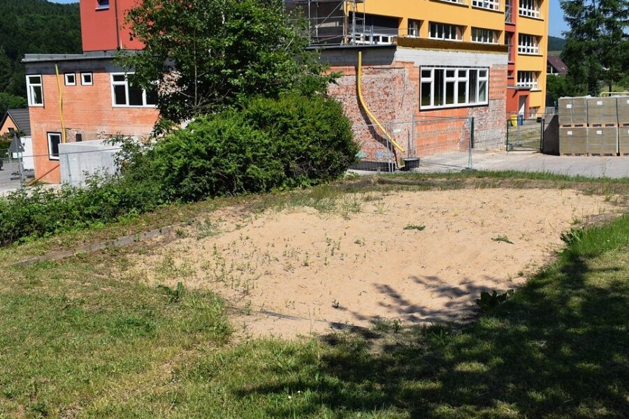 Eine Anlage für das Kugelstoßen im Schulsport sieht anders aus. Doch die Oberschüler aus Rechenberg-Bienenmühle müssen mit Wiese und Sandloch auskommen.
