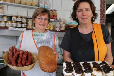 Sortiment aus Überproduktion zu kleinen Preisen: A-Z-Laden in Pausa ist umgezogen - Martina Radtke (links) und Claudia Fischer im neuen A-Z-Laden.