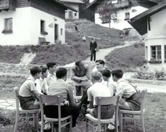 SOS-Kinderdorf wird 75: Kriege belasten Kinder - 1953: Kinderdorf-Gründer Hermann Gmeiner unterhält sich mit Kindern im ersten SOS-Kinderdorf.