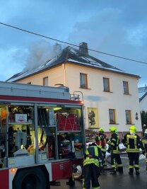 Sosa: Helfer löschen Brand in Dachgeschoss - Die Feuerwehr ist am Montag zu einem Wohnhausbrand nach Sosa gerufen worden. 