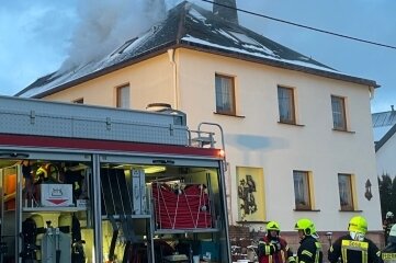 Sosa: Helfer löschen Brand in Dachgeschoss - Die Feuerwehr ist am Montag zu einem Wohnhausbrand nach Sosa gerufen worden. 